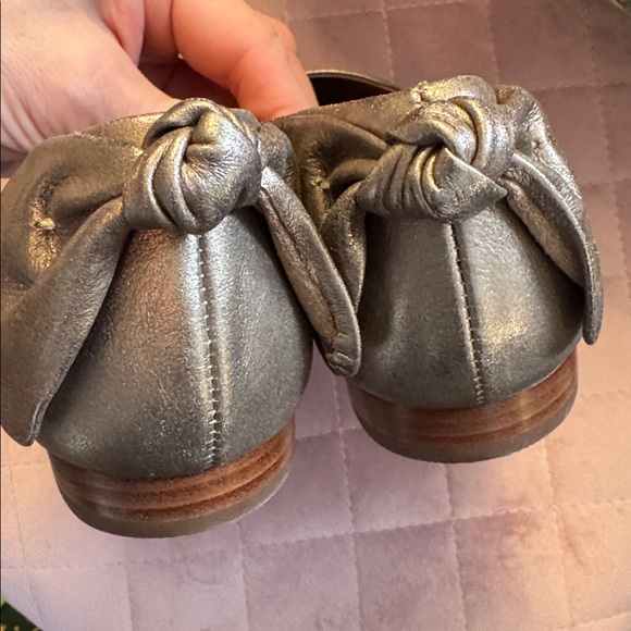 BERNARDO ELOISA BOW FLAT 9.5 BRONZE GOLD - Picture 8 of 9